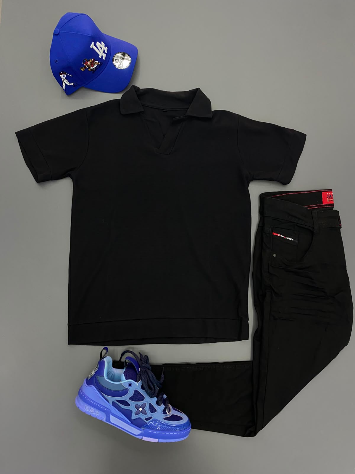 Kit Polo Black + Boné LA + Tênis Blue